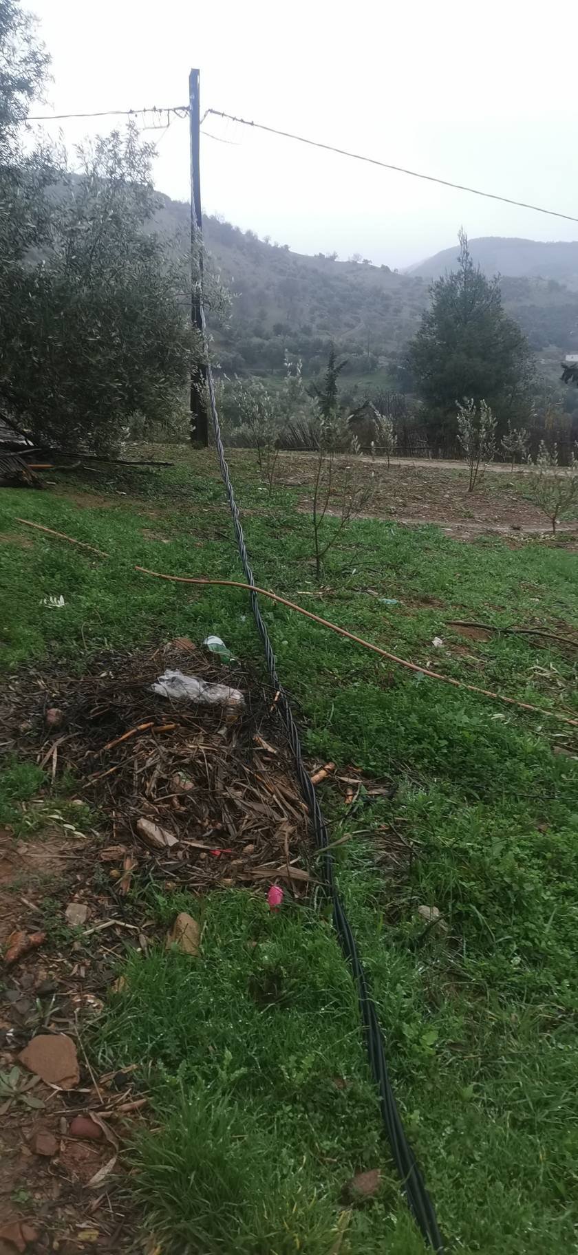 La chute de poteaux électriques au rond-point « Aferzaz » près de Boured représente un danger pour les habitants