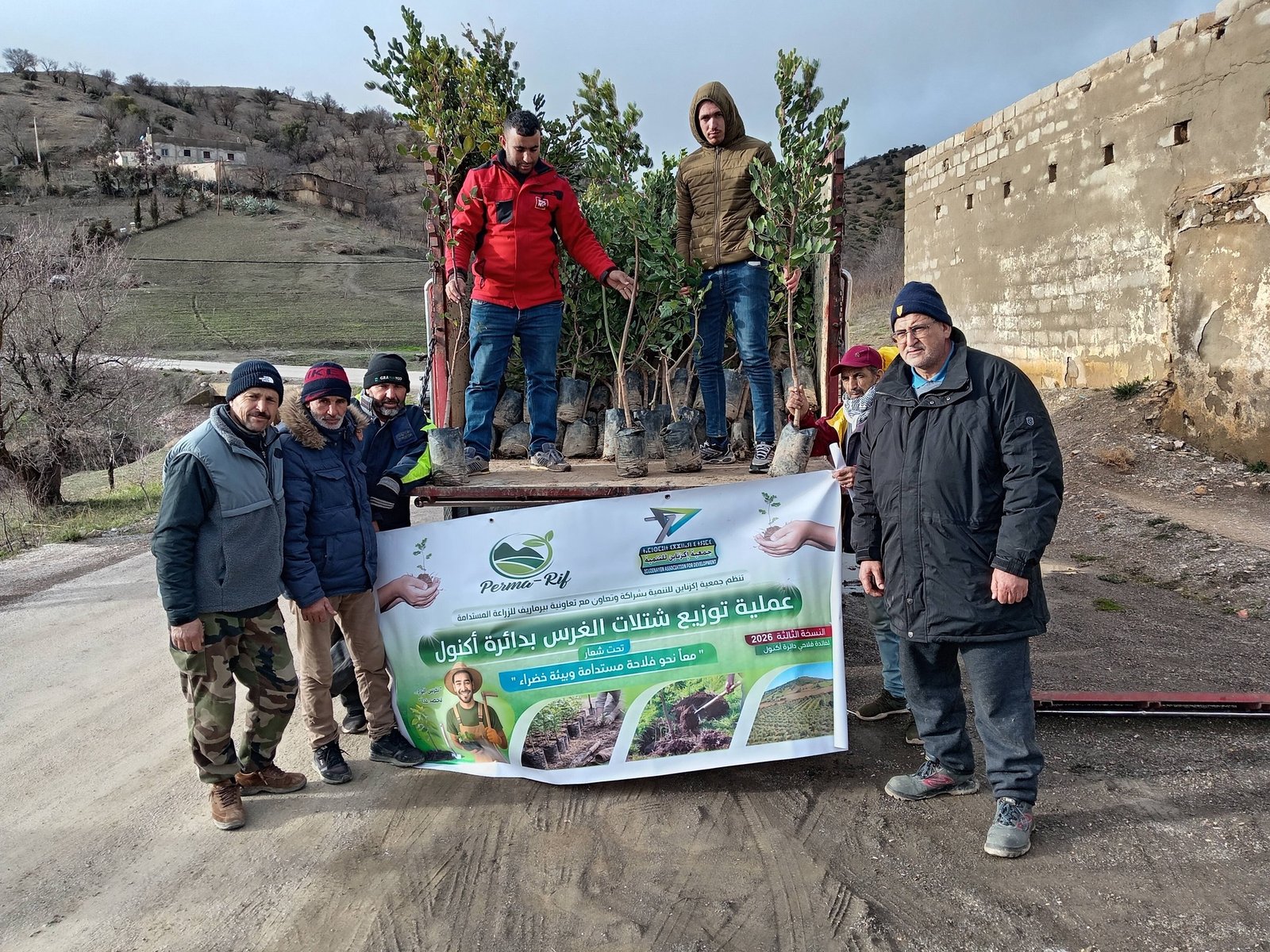L'association Perma-Rif distribue des arbres et des plants fruitiers « Tizi Indra » dans les environs d'Abouqbaten.